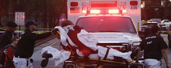طاقم إسعاف يأخذ مصابا بعد حادث سير، نيويورك، الولايات المتحدة الأمريكية 31 أكتوبر/ تشرين الأول 2017 - سبوتنيك عربي