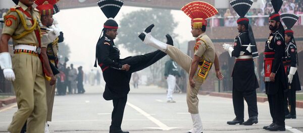 رجال الشرطة الباكستانية (في الزي الأسود) وأفراد قوات الأمن الحدودية الهندية (في الزي البني) في موقع حاجز واغاه بوردر بين الهند وباكستان، على بعد نحو 35 كم غرب أمريتسار ، 30 أكتوبر/ تشرين الأول 2017 رجال الشرطة الباكستانية (في الزي الأسود) وأفراد قوات الأمن الحدودية الهندية (في الزي البني) في موقع حاجز واغاه بوردر بين الهند وباكستان، على بعد نحو 35 كم غرب أمريتسار ، 30 أكتوبر/ تشرين الأول 2017 - سبوتنيك عربي