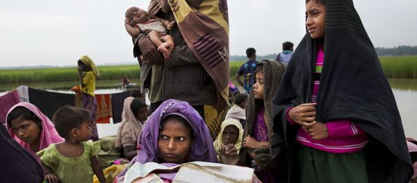 لاجئات الروهينغا، خلال انتظارهن لعبور الحدود من ميانمار إلى مخيم للاجئين في بنغلادش 2 نوفمبر/ تشرين الثاني 2017 - سبوتنيك عربي