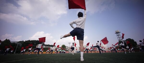 أحفاد الكوريين الذين جاءوا إلى اليابان خلال سنوات الإمبريالية، يستعدون لمناسبة احتفالية في مدرسة طوكيو، اليابان - سبوتنيك عربي