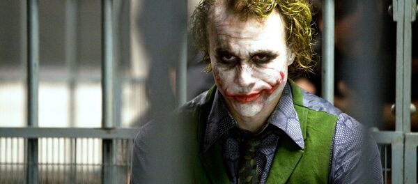 الممثل الأسترالي هيث ليدجر في دور الجوكر في فيلم The Dark Knight من إنتاج 2008 - سبوتنيك عربي