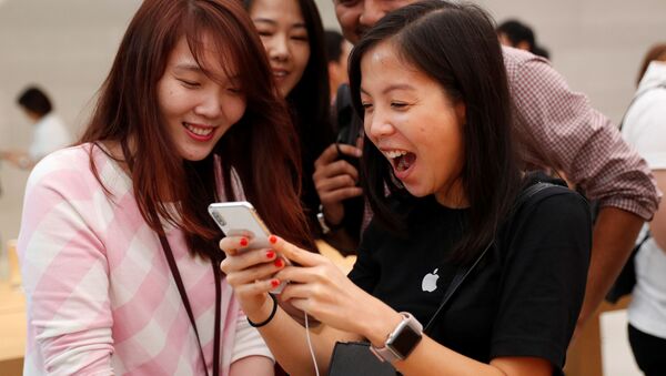 مبيعات هواتف آيفون إكس في متاجر أبل بمختلف مدن العالم 3 نوفمبر/ تشرين الثاني 2017 - سنغافورة - سبوتنيك عربي