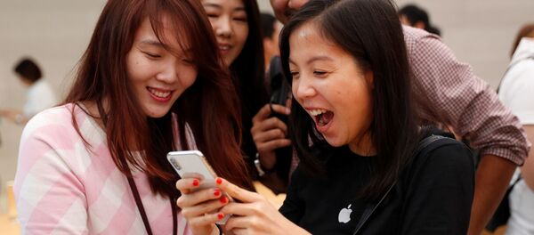 مبيعات هواتف آيفون إكس في متاجر أبل بمختلف مدن العالم 3 نوفمبر/ تشرين الثاني 2017 - سنغافورة - سبوتنيك عربي