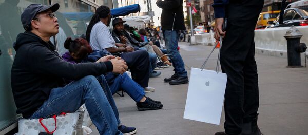 مبيعات هواتف آيفون إكس في متاجر أبل بمختلف مدن العالم 3 نوفمبر/ تشرين الثاني 2017 - نيويورك، الولايات المتحدة - سبوتنيك عربي