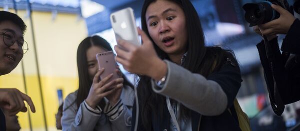 مبيعات هواتف آيفون إكس في متاجر أبل بمختلف مدن العالم 3 نوفمبر/ تشرين الثاني 2017 - بكين، الصين - سبوتنيك عربي