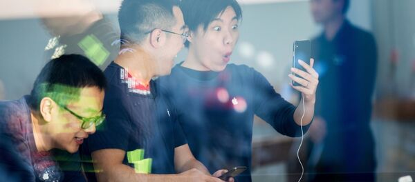 مبيعات هواتف آيفون إكس في متاجر أبل بمختلف مدن العالم 3 نوفمبر/ تشرين الثاني 2017 - مدينة هانغتشو بمقاطعة تشجيانغ شرق الصين مبيعات هواتف آيفون إكس في متاجر أبل بمختلف مدن العالم 3 نوفمبر/ تشرين الثاني 2017 - مدينة هانغتشو بمقاطعة تشجيانغ شرق الصين - سبوتنيك عربي