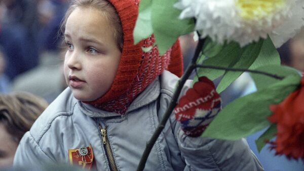 إحياء الذكرى الـ 72 لـ ثورة أكتوبر، 1917 على الساحة الحمراء في موسكو عام 1989 - سبوتنيك عربي