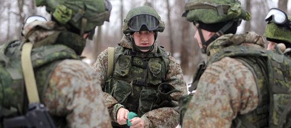 عسكريون يحملون طقم تجهيزات الجندي راتنيك عسكريون يحملون طقم تجهيزات الجندي راتنيك - سبوتنيك عربي