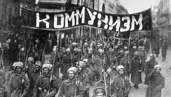 ثورة أكتوبر عام 1917 - مجموعات من الجنود الثوريين يحملون شعار كومونيزيم (الشيوعية) يسيرون في شارع نيكولسكايا في موسكو، عام 1917 - سبوتنيك عربي