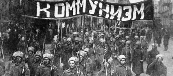 ثورة أكتوبر عام 1917 - مجموعات من الجنود الثوريين يحملون شعار كومونيزيم (الشيوعية) يسيرون في شارع نيكولسكايا في موسكو، عام 1917 - سبوتنيك عربي