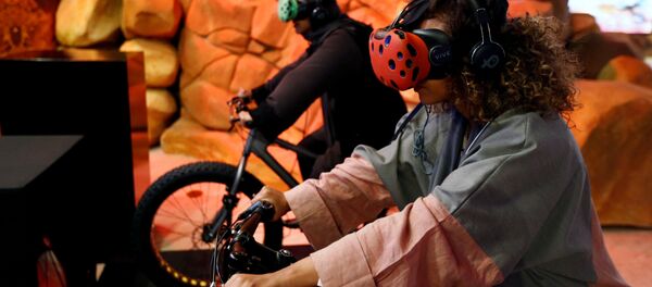 سيدات يحضرن عروض ثلاثية الأبعاد في السعودية - سبوتنيك عربي