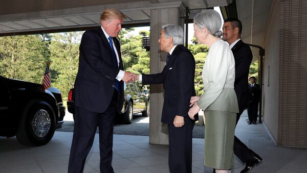 مصافحة ترامب و إمبراطور اليابان - سبوتنيك عربي