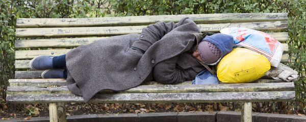 فقير ينام في الحديقة - سبوتنيك عربي