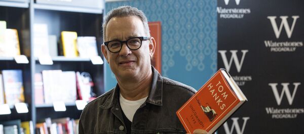 توم هانكس في حفل توقيع كتابه الجديد توم هانكس في حفل توقيع كتابه الجديد - سبوتنيك عربي