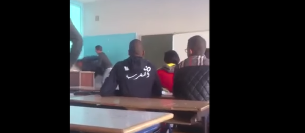 بالفيديو...طالب يعتدي بعنف شديد على أستاذه في المغرب - سبوتنيك عربي