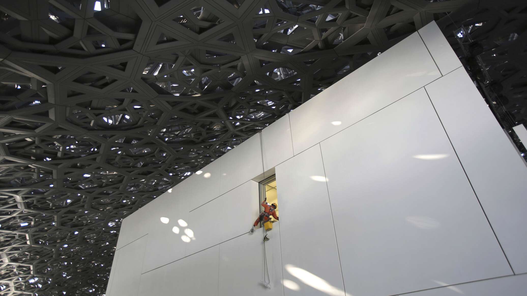 فيديو جديد يكشف الطريقة التي اتبعها اللصوص لسرقة متحف اللوفر... فيديو