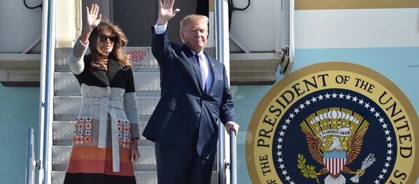 زيارة عمل إلى آسيا - الرئيس دونالد ترامب وزوجته ميلانيا ترامب في طوكيو، اليابان 5 نوفمبر/ تشرين الثاني 2017 - سبوتنيك عربي