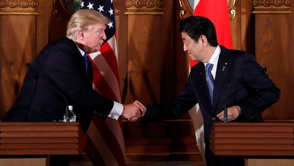 زيارة عمل إلى آسيا - رئيس الولايات المتحدة الأمريكية دونالد ترامب ورئيس الوزراء الياباني شينزو آبي في طوكيو، اليابان 6 نوفمبر/ تشرين الثاني 2017 - سبوتنيك عربي