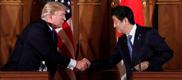 زيارة عمل إلى آسيا - رئيس الولايات المتحدة الأمريكية دونالد ترامب ورئيس الوزراء الياباني شينزو آبي في طوكيو، اليابان 6 نوفمبر/ تشرين الثاني 2017 - سبوتنيك عربي