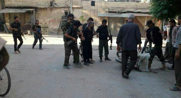 مسلحين من فيلق الرحمن يعتدون بالضرب على رجل في بلدة عربين - سبوتنيك عربي