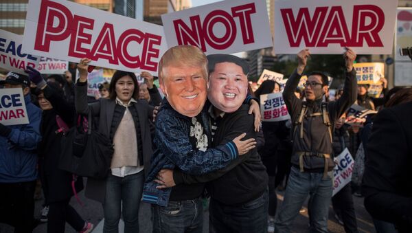 متظاهران يرتديان زيا للزعيم الكوري الشمالي كيم جونغ أون والرئيس الأميركي دونالد ترامب خلال مسيرة السلام قبيل زيارة الرئيس دونالد ترامب إلى سيؤول، كوريا الجنوبية في 5 نوفمبر/ تشرين الثاني 2017 - سبوتنيك عربي