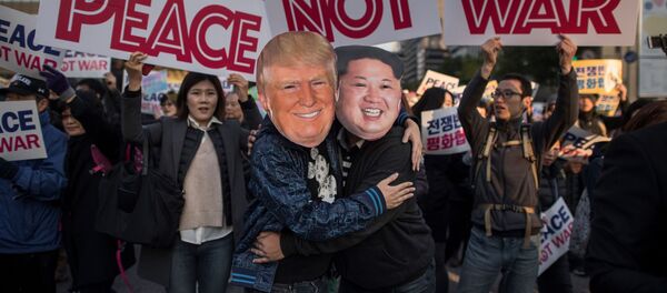 متظاهران يرتديان زيا للزعيم الكوري الشمالي كيم جونغ أون والرئيس الأميركي دونالد ترامب خلال مسيرة السلام قبيل زيارة الرئيس دونالد ترامب إلى سيؤول، كوريا الجنوبية في 5 نوفمبر/ تشرين الثاني 2017 - سبوتنيك عربي