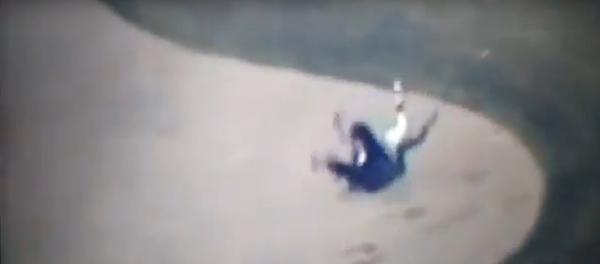 رئيس وزراء اليابان يتدحرج أثناء لعبه الغولف مع الرئيس الأمريكي دونالد ترامب - سبوتنيك عربي