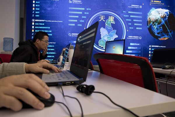 عاملون في موقع JD الصيني في يوم السناجل - سبوتنيك عربي