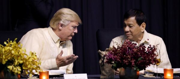 الرئيس الأمريكي دونالد ترامب و الرئيس الفلبيني رودريغو دوتيرت - سبوتنيك عربي