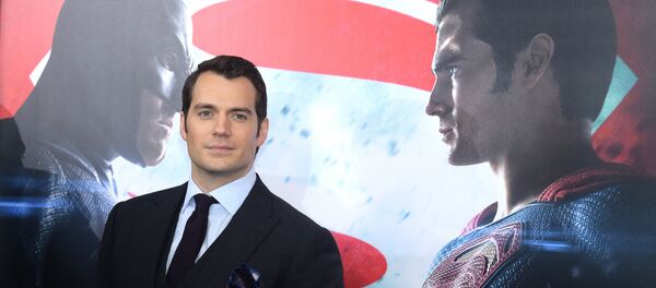 هنري كافيل في العرض الخاص لفيلم Batman v Superman: Dawn of Justice - سبوتنيك عربي