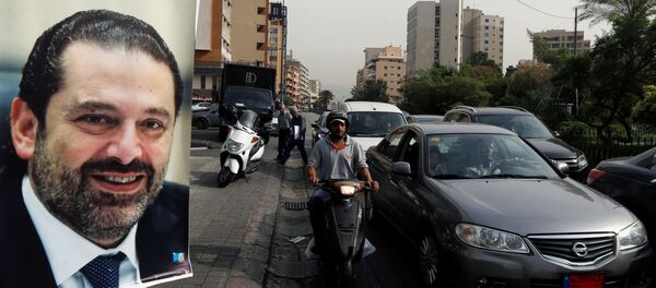 ملصق مؤيد لرئيس الوزراء اللبناني سعد الحريري ملصق مؤيد لرئيس الوزراء اللبناني سعد الحريري - سبوتنيك عربي