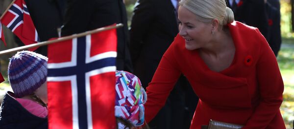 ولية عهد النرويج الأميرة ميتي-ماريت تحي مجموعة من المواطنين في أوتاوا، كندا 7 نوفمبر/ تشرين الثاني 2016 - سبوتنيك عربي