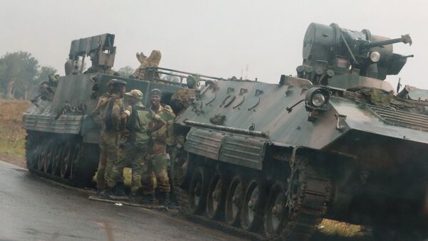 جنود يقفون بجانب دباباتهم في شوارع هاراري عاصمة زيمبابوي - سبوتنيك عربي