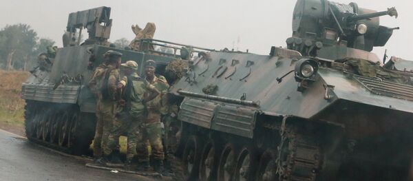 جنود يقفون بجانب دباباتهم في شوارع هاراري عاصمة زيمبابوي - سبوتنيك عربي