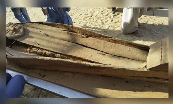 تابوت خشبي فيه مومياء في الفيوم بمصر - سبوتنيك عربي