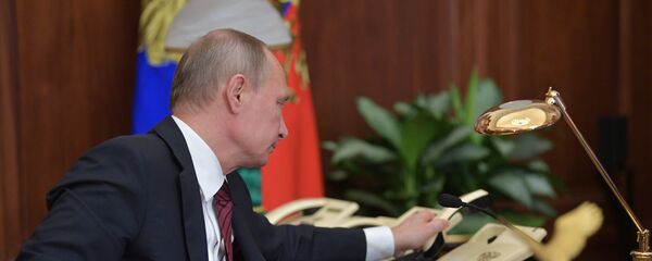 الرئيس فلاديدير بوتين يجري مكالمة هاتفية - سبوتنيك عربي