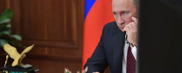 الرئيس فلاديمير بوتين يجري مكالمة هاتفية - سبوتنيك عربي