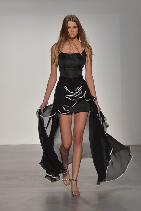 عرض أسبوع الموضة في دبي، الإمارات 15 نوفمبر/ تشرين الثاني 2017 عرض أسبوع الموضة في دبي، الإمارات 15 نوفمبر/ تشرين الثاني 2017 - سبوتنيك عربي