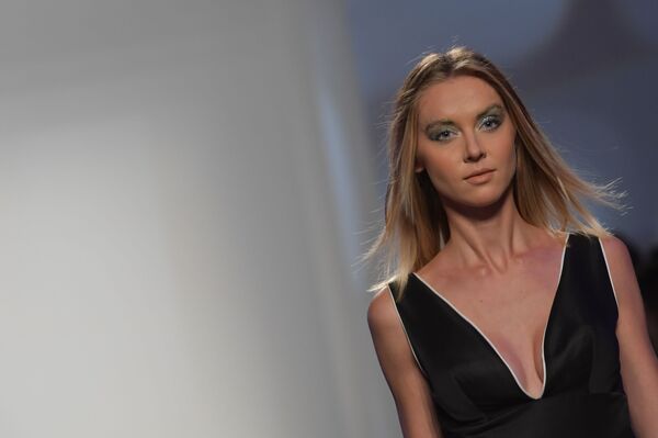 عرض أسبوع الموضة في دبي، الإمارات 15 نوفمبر/ تشرين الثاني 2017 عرض أسبوع الموضة في دبي، الإمارات 15 نوفمبر/ تشرين الثاني 2017 - سبوتنيك عربي