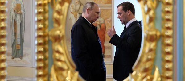 الرئيس فلاديمير بوتين ورئيس الوزراء دميتري مدفيديف خلال زيارتهما لدير الرجال فوسكريسينسكي نوفو-يروساليمسكي في إيسترا، بضواحي موسكو - سبوتنيك عربي