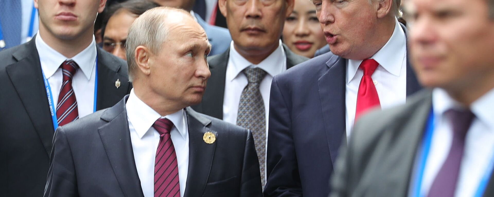 الرئيس الروسي فلاديمير بوتين ونظيره الأمريكي دونالد ترامب خلال حديثهما في قمة إبيك في الفيتنام - سبوتنيك عربي, 1920, 15.08.2025