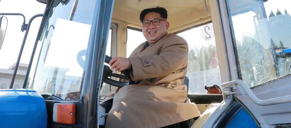 زعيم كوريا الشمالية كيم يونغ أون خلال زيارته لمصنع انتاج الجرارات في بيونغ بيانغ، كوريا الشمالية 15 نوفمبر/ تشرين الثاني 2017 - سبوتنيك عربي