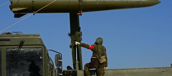 وضع صاروخ على قاذف صواريخ إسكندر-إم وضع صاروخ على قاذف صواريخ إسكندر-إم - سبوتنيك عربي