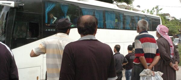 سكان دير الزور المهجرين يصعدون بالحافلات - سبوتنيك عربي