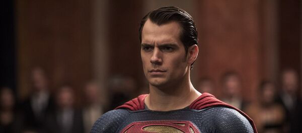 هنري كافيل في لقطة من فيلم Batman v Superman: Dawn of Justice هنري كافيل في لقطة من فيلم Batman v Superman: Dawn of Justice - سبوتنيك عربي