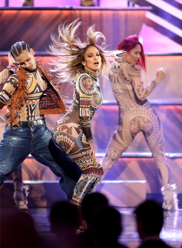 المطربة الأمريكية جنيفر لوبيز خلال الأداء المطربة الأمريكية جنيفر لوبيز خلال الأداء - سبوتنيك عربي