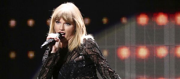 المغنية تايلور سويفت خلال الأداء - سبوتنيك عربي