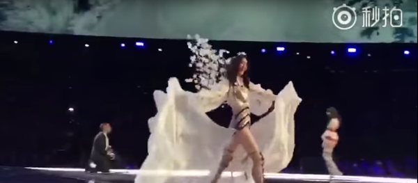 عارضة أزياء تسقط خلال عرض أزياء فيكتوريا سيكريت في مدينة شنغهاي في الصين - سبوتنيك عربي