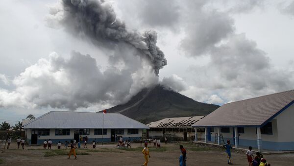 بركان جبل أجونج في جزيرة بالي الإندونيسية - سبوتنيك عربي