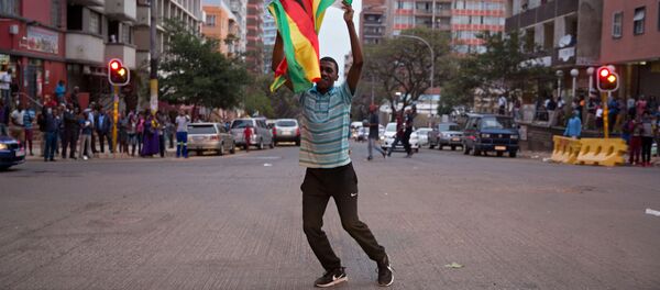 احتفال المواطنين في زيمبابوي باستقالة الرئيس روبرت موغابي، 21 نوفمبر/ تشرين الثاني 2017 - سبوتنيك عربي